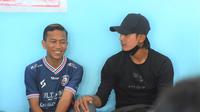 Kapten tim Arema FC, Ahmad Alfarizi (kanan) menemui seorang suporter yang tidak pulang pasca-tragedi Kanjuruhan. (Bola.com/Iwan Setiawan)