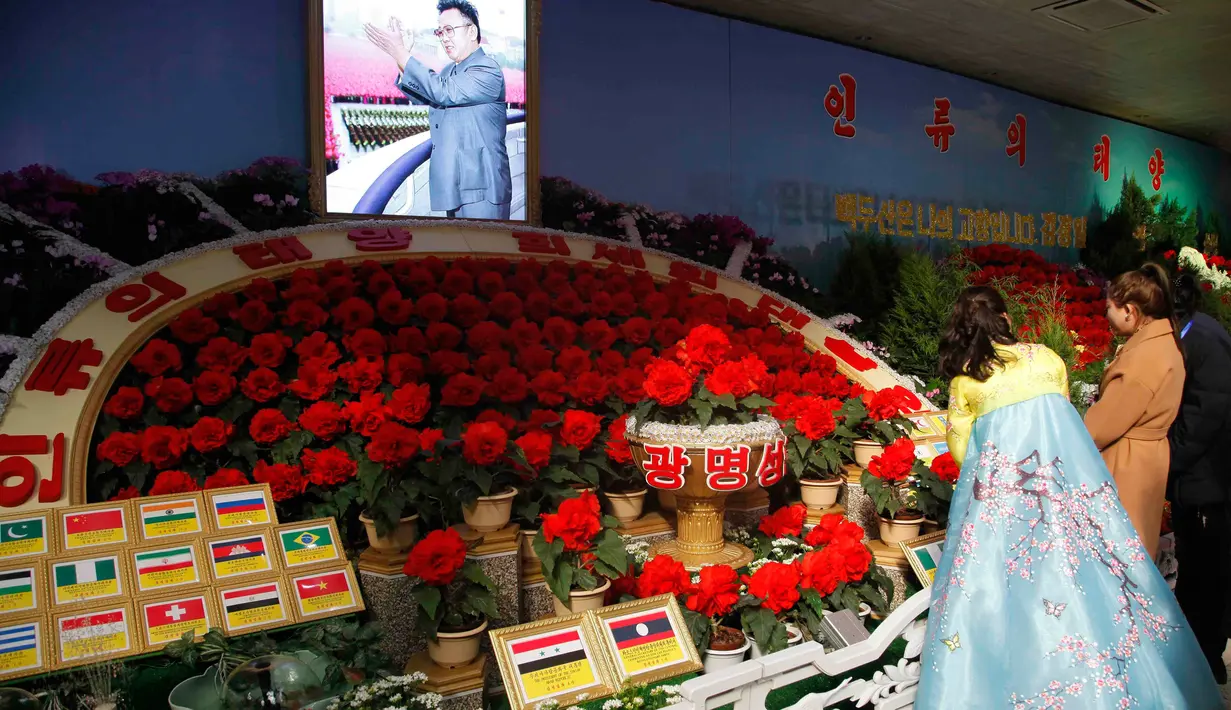 Orang-orang mengunjungi pameran bunga 'Kimjongilia' di Pyongyang, Kamis (14/2). Korea Utara menggelar festival bunga untuk merayakan ulang tahun mendiang mantan pemimpin tertinggi Korea Utara yang juga ayah Kim Jong-un, Kim Jong-il. (AP/Jon Chol Jin)