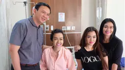 Julia Perez berpose dengan Basuki T Purnama (Ahok) di Rumah Sakit Cipto Mangunkusumo, Jakarta. Julia Perez meninggal dunia setelah berjuang melawan kanker serviks yang dideritanya. (Instagram/ juliaperrezz)