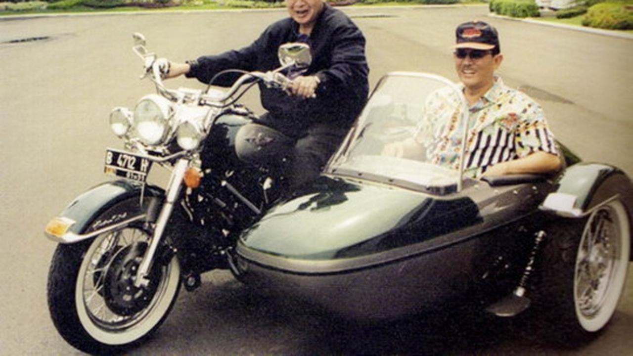 Gagahnya Presiden Soeharto saat geber moge Harley Davidson