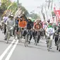 Menpora lambaikan tangan kepada warga di Gowes Pesona Nusantara Blitar (dok: Kemenpora)