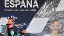 Pembalap tim satelit Petronas Yamaha, Fabio Quartararo, merayakan kemenangan usai menjuarai MotoGP 2020 di Sirkuit Jerez, Spanyol, Minggu (19/7/2020). Quartararo berhasil finis di posisi pertama dengan catatan waktu 41 menit 23,796 detik. (AFP/Javier Soriano)