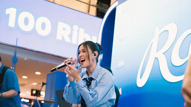 Bukan Pakai Gaun, Raisa Cosplay Jadi Teller Bank Cantik Saat Manggung dengan Gaya Preppy Serba Biru