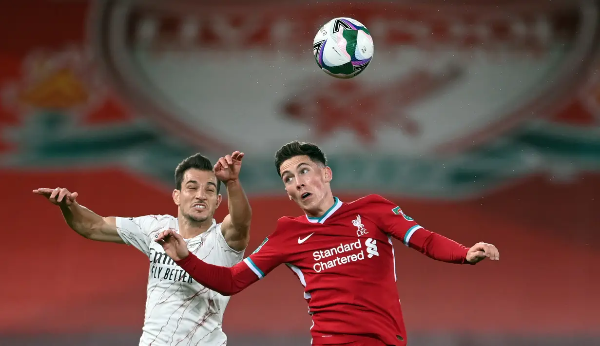 Bek Arsenal, Cedric Soares, berebut bola dengan gelandang Liverpool, Harry Wilson, pada laga Piala Liga Inggris di Stadion Anfield, Jumat (2/10/2020) dini hari WIB. Arsenal menang 5-4 atas Liverpool lewat adu penalti. (AFP/Laurence Griffiths)