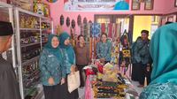 Dukungan langsung Pemkab Kukar terhadap UMKM lokal. Produk kerajinan ini menjadi unggulan daerah yang diyakini mampu 'naik kelas' lewat e-katalog. (sumber: Pemkab Kukar)