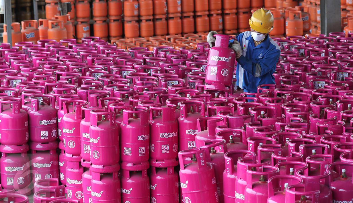 Pekerja menata tabung Bright Gas 5,5 Kg usai pengisian di Depot and Filling Station LPG Pertamina Plumpang, Jakarta, Selasa (3/11). LPG seharga Rp66.000 ini ditargetkan merebut 23% pangsa pasar gas subsidi 3 kg dalam lima tahun (Liputan6.com/Angga Yuniar)