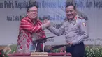 Menteri Keuangan Bambang Brodjonegoro (kiri) berjabat tangan dengan Kapolri Jenderal Badrodin Haiti  usai menandatangi nota kesepahaman di Jakarta, (19/1).  Kemenkeu bekerjasama dengan Polri untuk mengawal penerimaan  pajak. (Liputan6.com/Angga Yuniar)