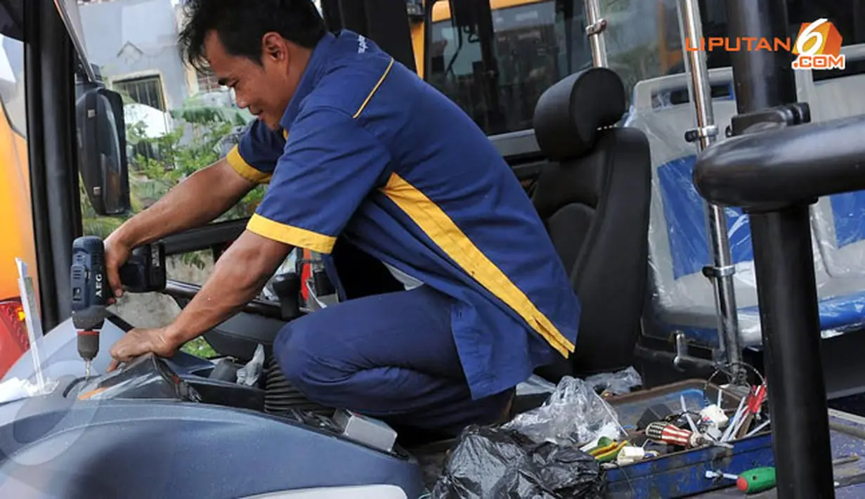 Montir tampak merapihkan penutup mekanik usai melakukan pengecekan (Liputan6.com/Johan Tallo)
