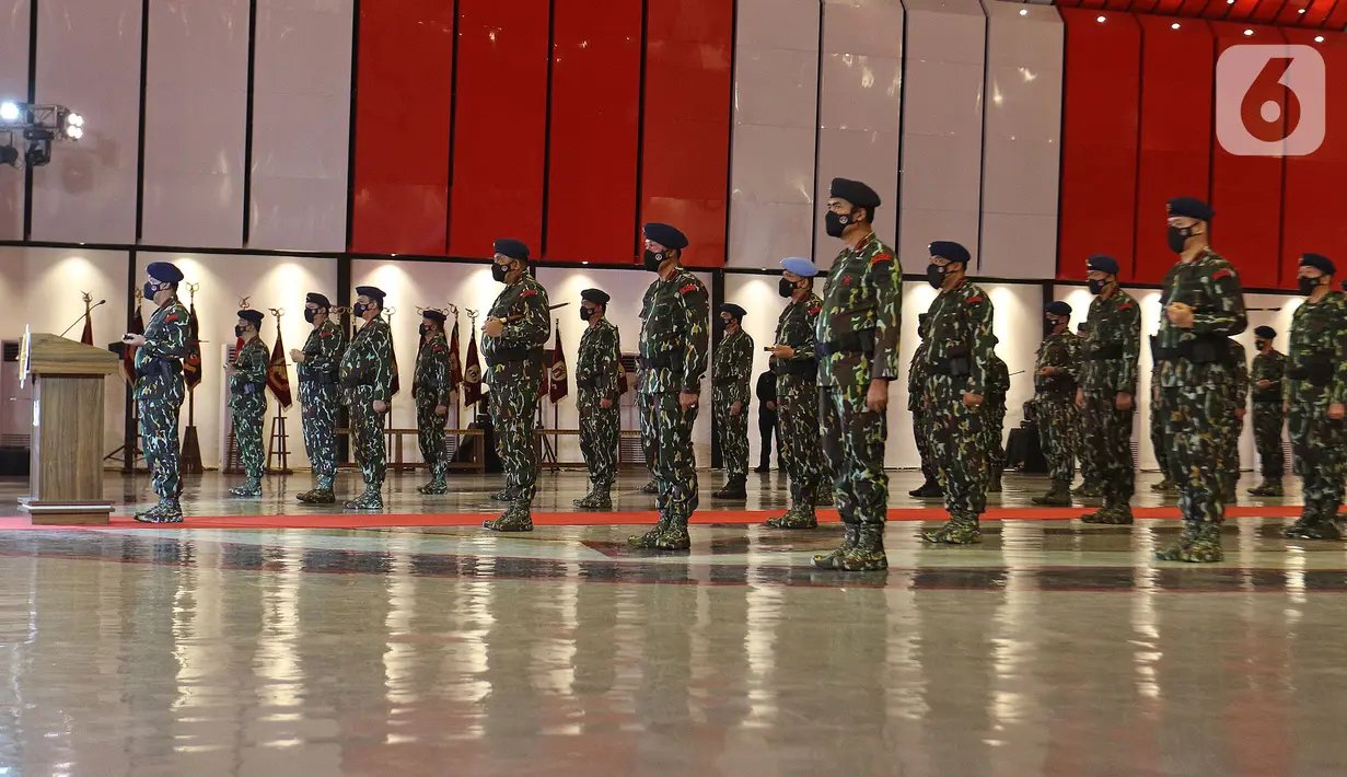 Kapolri Jenderal Pol Listyo Sigit Prabowo (kiri) memberikan keterangan pers pada peringatan HUT ke-76 Korps Brimob Polri di Mako Brimob, Kelapa Dua, Depok, Jawa Barat, Minggu (14/11/2021). (Liputan6.com/Herman Zakharia)