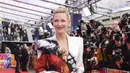 Cate Blanchett berpose untuk fotografer saat tiba untuk pemutaran perdana film 'Guillermo del Toro's Pinocchio' selama Festival Film London 2022 di London, Sabtu, 15 Oktober 2022. Cate juga memamerkan garis leher yang menjuntai di blazer berbantalan bahu, yang juga memiliki detail bulu hitam yang keluar dari mata sebagai bulu mata. (Photo by Vianney Le Caer/Invision/AP)