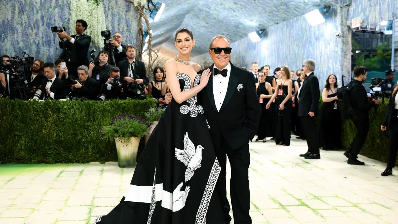 Pesona Real-Life Princess! Anne Hathaway Curi Perhatian di Met Gala 2026 dengan Gaun Artistik