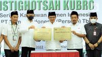 Direktur Utama SIG, Donny Arsal (tengah), Direktur SDM dan Umum SIG, Agung Wiharto (dua kiri) usai menandatangani prasasti peresmian TPQ Mujahadah dan Masjid Mambaul Ulum, Gresik (15/8/2022). (Liputan6.com/HO)