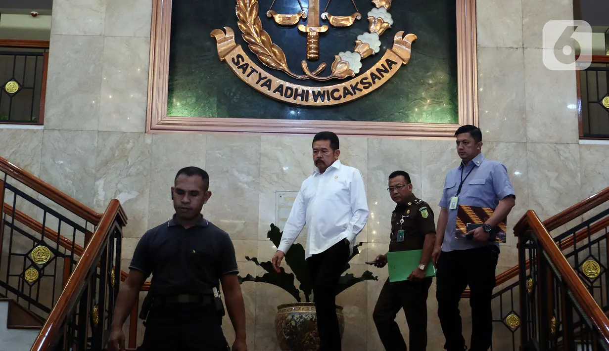 Jaksa Agung ST Burhanuddin (tengah) saat akan menyampaikan keterangan di Kantor Kejaksaan Agung, Jakarta, Rabu (18/12/2019). Keterangan terkait perkembangan penyidikan dugaan tindak pidana korupsi di PT Asuransi Jiwasraya (Persero) yang menyebabkan kerugian Rp 13,7 triliun. (Liputan6.com/JohanTallo)