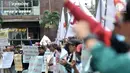 Mantan karyawan PT Bank Maybank Indonesia  menggelar demonstrasi di kawasan Senayan, Jakarta, Senin (11/2). Mereka menuntut diantaranya, perundingan perjanjian kerja bersama (PKB), lakukan P2K secara transparan, adil dan terukur. (Merdeka.com/Iqbal S. Nug
