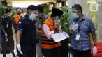 Mantan Anggota Badan Pemeriksa Keuangan (BPK), Rizal Djalil (tengah) sesaat sebelum memberi keterangan usai rilis penahanan di Gedung KPK, Jakarta, Kamis (3/12/2020). Rizal merupakan tersangka penerima suap proyek Sistem Penyediaan Air Minum di Kementerian PUPR. (Liputan6.com/Helmi Fithriansyah)