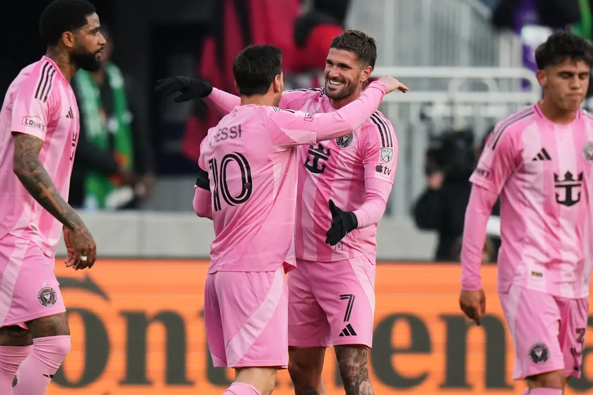 Selebrasi Lionel Messi dengan Rodrigo de Paul di laga lanjutan MLS 2026 antara DC United vs Inter Miami di M&T Bank Stadium, Minggu (08/03/2026).
