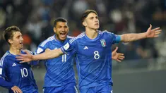 Pemain Timnas Italia U-20, Cesare Casadei, melakukan selebrasi setelah mencetak gol ke gawang Timnas Inggris U-20 pada babak 16 besar Piala Dunia U-20 2023 di Stadion La Plata, Rabu (31/5/2023). Italia menang dengan skor 2-1 atas Inggris. (AP Photo/Ivan Fernandez)