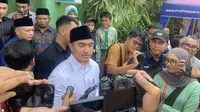 Ketua Umum Partai Solidaritas Indonesia (PSI) Kaesang Pangarep menyempatkan diri untuk menunaikan Salat Jumat di Masjid At-Taqwa, Jalan Keramat, Jakarta Pusat. (Foto: Liputan6.com/Muhammad Radityo Priyasmoro).