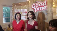 Artika Sari Devi bersama Marketing Director Arnott's Indonesia, Marieska Widhiana (Liputan6.com/Komarudin)