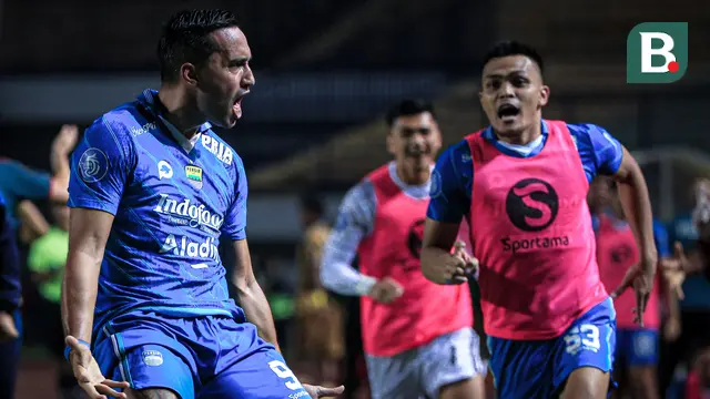 Foto: Ezra Walian Bangkit, Cetak Gol Indah dan Buat Persib Bandung Terhindar dari Kekalahan