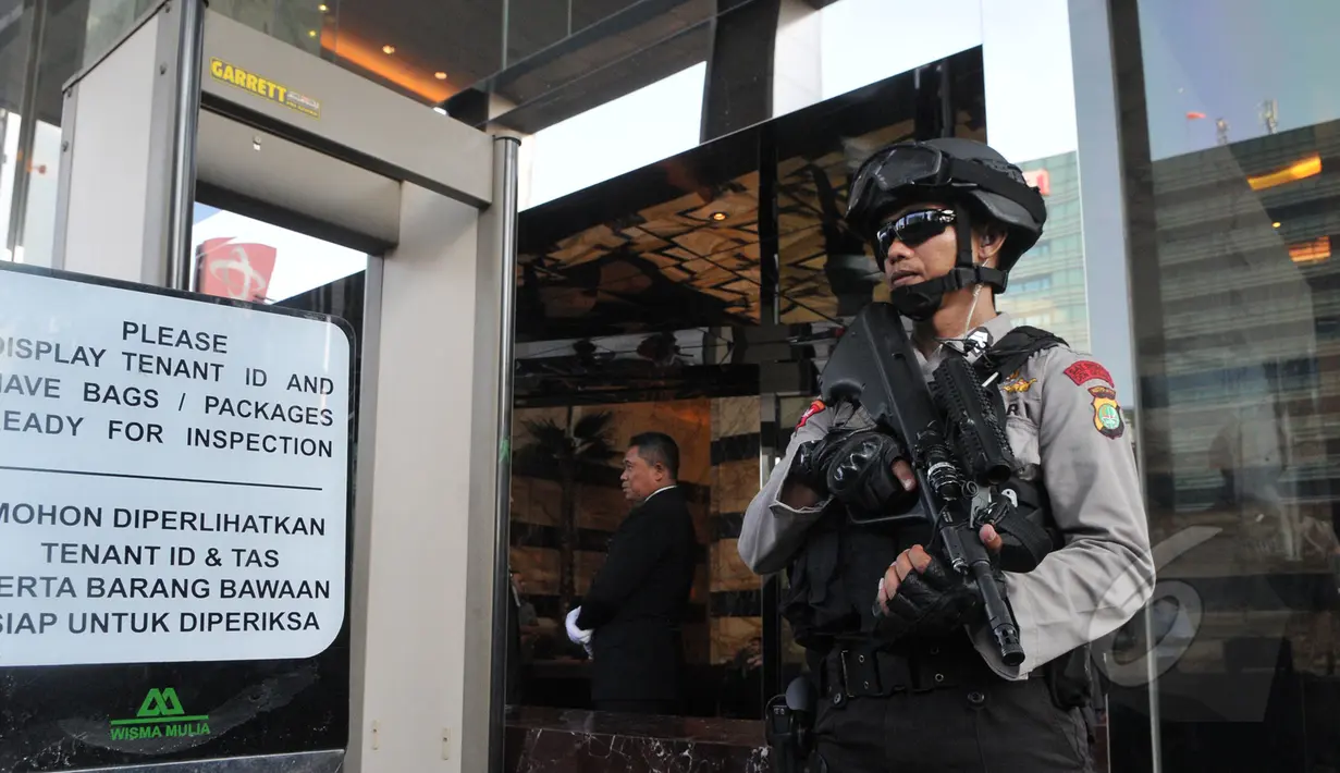 Kantor SKK Migas dijaga ketat saat petugas Bareskrim melakukan penggeledahan, Jakarta, Selasa (5/5/2015). Penggeledahan dilakukan terkait kasus korupsi dan pencucian uang dari penjualan kondensat bagian negara oleh SKK Migas (Liputan6.com/Herman Zakharia)