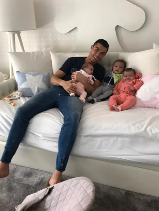 Di foto itu, baby Alana yang sedang tertidur pulas begitu menggemaskan karena senyumannya yang lebar. Alana seperti sedang menikmati mimpinya yang indah saat itu. (Instagram/georginagio)