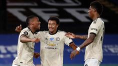 Pemain Manchester United merayakan gol yang dicetak Anthony Martial ke gawang Crystal Palace pada laga lanjutan Premier League di Selhurst Park, Jumat (17/7/2020) dini hari WIB. Manchester United menang 2-0 atas Crystal Palace. (AFP/Peter Cziborra/pool)