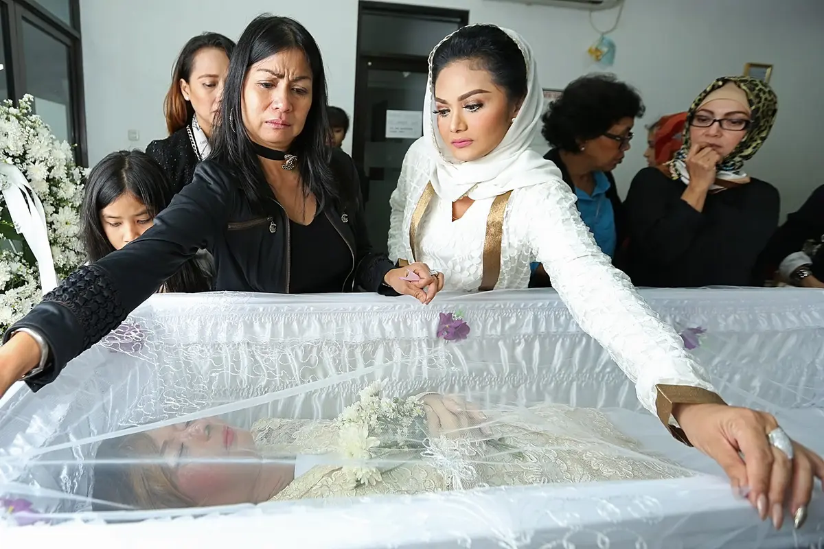 [Bintang] Lingga Suri dan Krisdayanti di rumah duka Yana Zein