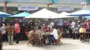 Presiden Joko Widodo (Jokowi) berbincang sambil menjajal makanan saat meninjau Rest Area 538 seusai meresmikan ruas  Tol Sragen-Ngawi, Jawa Tengah, Rabu (28/11). Jokowi duduk semeja dengan kepala serta pimpinan daerah setempat. (Liputan6.com/Angga Yuniar)