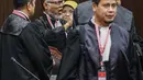 Ketua Tim Hukum Prabowo-Sandiaga, Bambang Widjojanto berunding usai hakim menskors sidang putusan hasil sengketa pilpres 2019 di Gedung Mahkamah Konstitusi (MK), Jakarta, Kamis (27/6/2019). Hakim Ketua Anwar Usman menskors sidang selama satu jam untuk istirahat dan salat. (Liputan6.com/FaizalFanani)