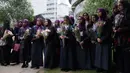 Sejumlah muslim menghadiri acara penghormatan bagi korban teror di Potters Field Park, London, Senin (5/6). Mereka mengenang dan mendoakan korban serangan teror di London Bridge dan Borough Market yang menewaskan 7 orang. (AP Photo/Tim Ireland)