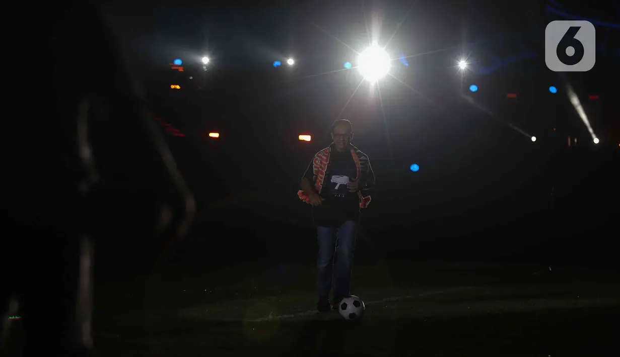 Gubernur DKI Jakarta Anies Baswedan berlari mengiring bola saat meresmikan Stadion Jakarta International Stadium (JIS), Minggu ( 24/7/2022). Sederet artis papan atas Ibu Kota turut meramaikan acara tersebut antara lain Dewa 19 dan Virzha, Kotak Band serta Setia Band. Selain itu, panitia juga akan menggelar pertandingan persahabatan sepakbola. (Liputan6.com/Herman Zakharia)