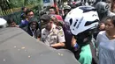 Aparat kepolisian melakukan pendataan di lokasi penemuan jasad sopir bajaj di kawasan Utan Kayu, Jakarta, Rabu (2/5). Dugaan sementara korban tewas akibat sakit. (Merdeka.com/Iqbal Nugroho)