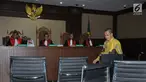 Terdakwa penerima suap, Sudiwardono jelang menjalani sidang putusan di Pengadilan Tipikor, Jakarta, Rabu (6/6). Mantan Ketua Pengadilan Tinggi Manado ini dinyatakan bersalah, dihukum enam tahun penjara, denda Rp 300 juta. (Liputan6.com/Helmi Fithriansyah)