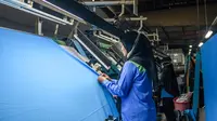 Sebelumnya, perang tarif Amerika Serikat diprediksi bakal berdampak signifikan pada lima sektor pekerjaan di Indonesia, terutama industri tekstil dan garmen, perikanan, padat karya, logistik, dan otomotif. (TIMUR MATAHARI/AFP)