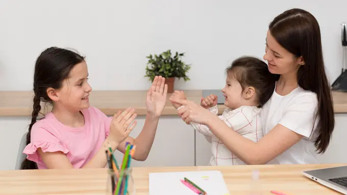 Tips Membantu Anak Balita Belajar Bergiliran dan Berbagi Sejak Dini