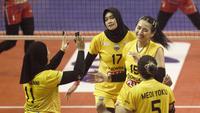 Pemain Petrokimia Gresik Pupuk Indonesia Yolla Yuliana (15) dan rekan-rekannya dalam laga melawan Kharisma Premium Bandung pada final four Livoli Divisi Utama 2022. Petrokimia menang 3-0 (25-14, 25-23, 25-20) di GOR Kimageti, Magetan, Jumat, 4 November. (foto: PBVSI)