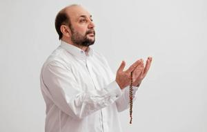 Ilustrasi muslim berdoa, berzikir, Islami. (Photo Copyright by Freepik)