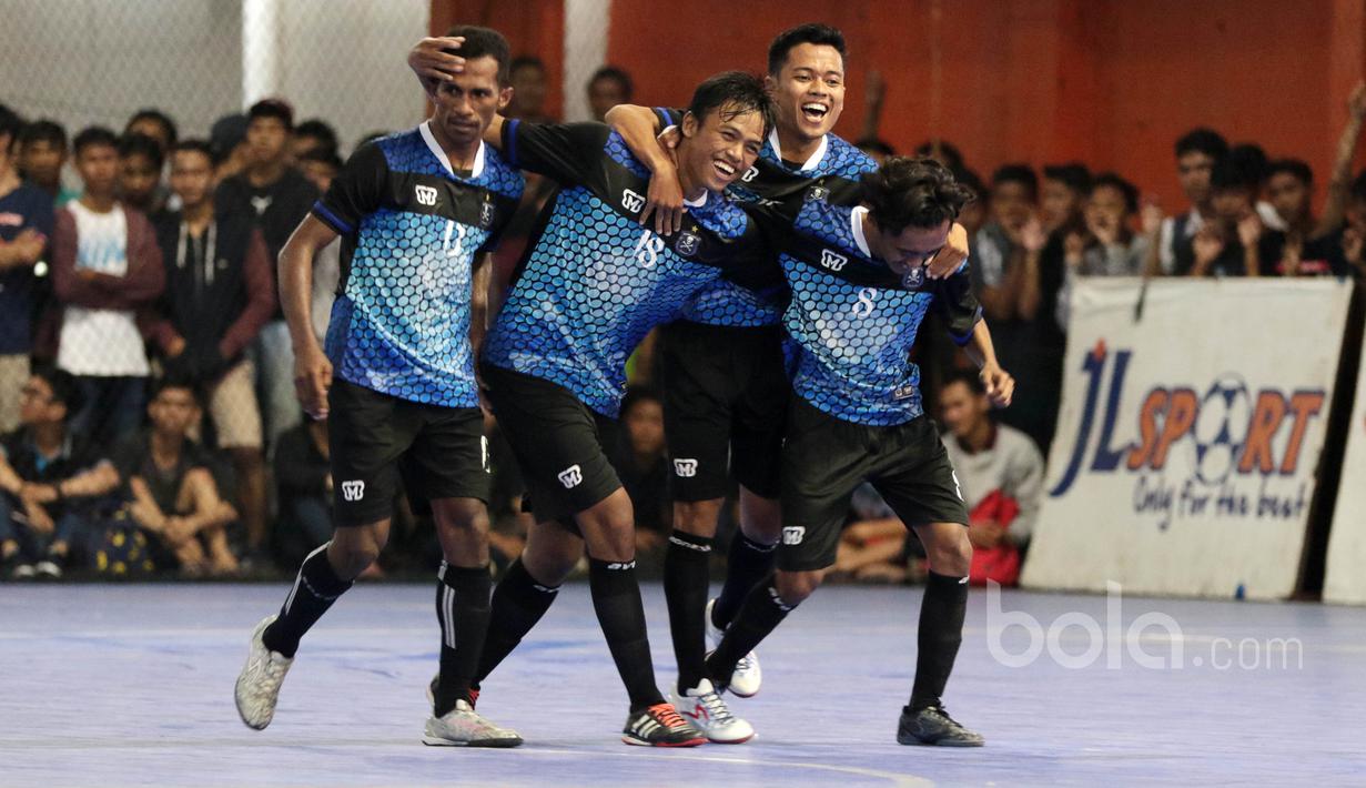 Para pemain BJL 2000 merayakan gol saat melawan Timnas Futsal Indonesia pada laga Uji Coba di Lapangan Futsal Tifosi Sport Center, Jakarta, (14/1/2017). Timnas menang 7-5. (Bola.com/Nicklas Hanoatubun)