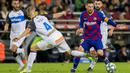 Striker Barcelona, Lionel Messi, berusaha melewati pemain  Deportivo Alaves pada laga La Liga 2019 di Stadion Camp Nou, Sabtu (21/12). Barcelona menang 4-1 atas Deportivo Alaves. (AP/Joan Monfort)