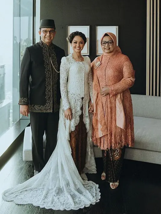 Di pengujung status teks, Anies Baswedan menyampaikan terima kasih mendalam untuk ketulusan Didiet Maulana dalam menyempurnakan penampilan pengantin dan orangtua. “Terima kasih mas Didiet telah menyematkan kisah dan makna pada gaun pernikahan Tia dan juga Ali. Juga menyerasikan kami orangtua dengan baju yang tersemat doa padanya,” pungkas Anies Baswedan. (Foto: Dok. Instagram @aniesbaswedan).