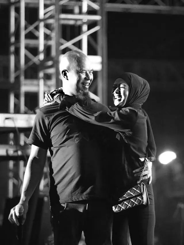 [Fimela] Momen romantis Ahmad Dhani dan Mulan Jameela