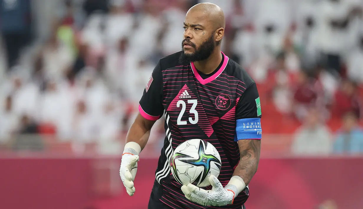 Rais M'Bolhi menjadi salah satu pemain yang berjasa membawa Aljazair menyabet gelar juara Piala Afrika 2019. Sejauh ini, ia telah mengoleksi 84 caps sejak debutnya pada 2010 silam. M'Bolhi saat ini tercatat menjadi pemain paling senior di negaranya, yaitu 36 tahun. (AFP/Karim Jaafar)
