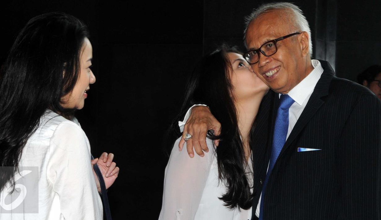 OC Kaligis ditemani putrinya sebelum jalani sidang pembacaan vonis di pengadilan Tipikor, Jakarta, (17/12). Kaligis terbukti menyuap majelis hakim dan penitera PTUN di Medan sebesar 27 ribu dolar AS dan 5 ribu dolar Singapura. (Liputan6.com/Helmi Afandi)