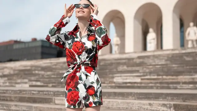 Lily Collins Picu Kekhawatiran dengan Lingkar Pinggangnya yang Sangat Ramping di NYFW