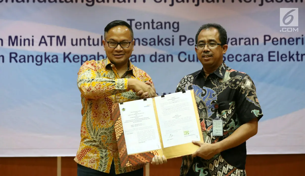 Dirut Bank Mandiri Kartika Wirjoatmodjo bersamalan dengan Dirjen Bea Cukai Kemenkeu Heru Pambudi saat penandatanganan perjanjian kerjasama di Jakarta, Jumat (26/5). (Liputan6.com/Angga Yuniar)