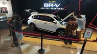 Pengunjung penasaran dengan sektor mesin all-new Honda BR-V. (Septian/Liputan6.com)