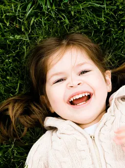 Ilustrasi anak tersenyum bahagia/copyright unsplash.com/Jose Ibarra