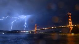Suasana jembatan Golden Gate saat terjadi sambaran petir, San Francisco, California, AS (11/9). Petir mengeluarkan suara yang menggelegar yang disebut guruh. (AFP Photo/Josh Edelson)