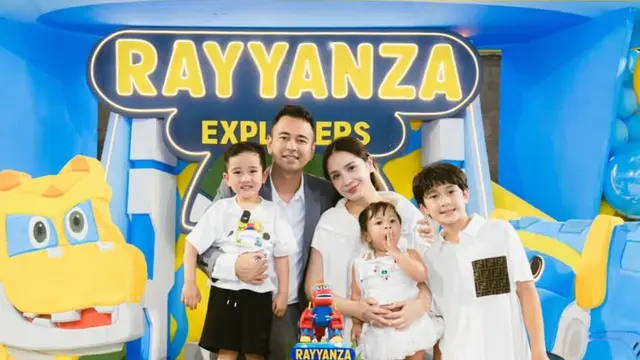 Pesta Ulang Tahun Rayyanza ke-4, Nagita kenakan baju putih. [@raffinagita1717]